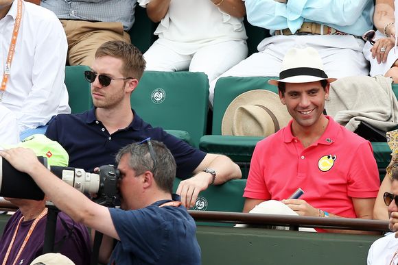 Le chanteur Mika et son compagnon Andy Dermanis - People dans les tribunes lors de la finale homme des Internationaux de Tennis de Roland-Garros à Paris le 11 juin 2017.
© Dominique Jacovides-Cyril Moreau / Bestimage