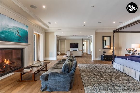 L’ancienne propriété de Ben Affleck et Jennifer Lopez à Beverly Hills s’étend sur près de deux hectares. La résidence compte 12 chambres, 24 salles de bains, une piscine à débordement, un vaste complexe sportif et un garage pouvant accueillir 12 voitures. Crédit photo : Simon Berlyn.