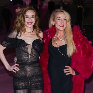 Elizabeth Jagger, Jerry Hall sur le tapis rose du photocall du bal du British Museum 2025 à Londres, Royaume Uni, le 18 octobre 2025. © GoffPhotos/Bestimage