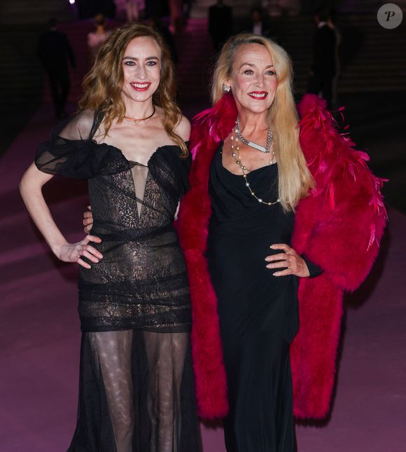 Elizabeth Jagger, Jerry Hall sur le tapis rose du photocall du bal du British Museum 2025 à Londres, Royaume Uni, le 18 octobre 2025. © GoffPhotos/Bestimage