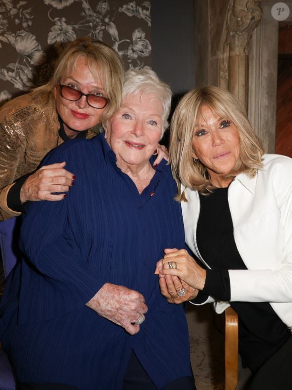 Elle était avec ses "filles spirituelles"

Claude Chirac, Line Renaud et Brigitte Macron - 7ème remise du prix "Fonds de dotation Line Renaud-Loulou Gasté" pour la recherche médicale à la Maison de la Recherche à Paris le 17 novembre 2025. © Coadic Guirec/Bestimage