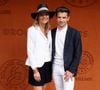 Pour cette apparition remarquée, le couple a misé sur une harmonie vestimentaire particulièrement réussie, autour d'une palette de couleurs dominée par le blanc et le bleu marine. 

Julia Neugebauer et Gautier Capuçon au photocall du village lors des Internationaux de France de Tennis de Roland Garros 2026, à Paris, France, le 6 juin 2026. © Jacovides-Moreau/Bestimage