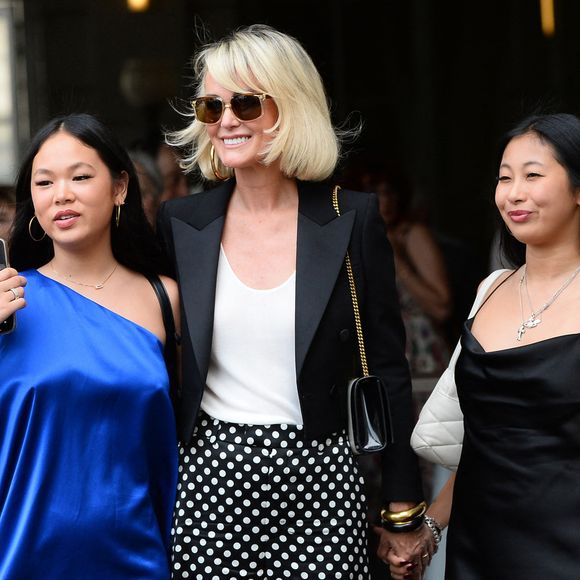 Laeticia Hallyday et ses filles Jade et Joy à leur arrivée au mariage de Claude Lelouch à la mairie du 18ème à Paris. Le 17 juin 2023 Agence / Bestimage