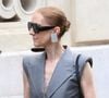Son vestiaire parisien comprend également des pièces signées Phoebe Philo, Prada, Balenciaga et Bottega Veneta.

Céline Dion sort de l'hôtel Royal Monceau à Paris le 3 octobre 2026 © Denis Guignebourg / Bestimage