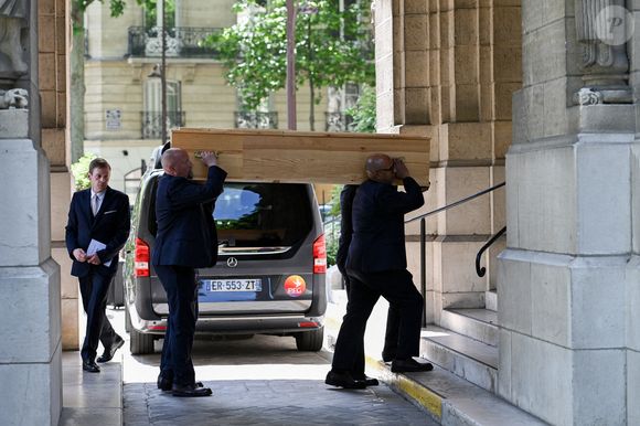 Coffin lors de la cérémonie d'enterrement de Daniel Bilalian à l'église Saint-Pierre de Neuilly-sur-Seine, près de Paris, France, le 22 mai 2025. Le journaliste, présentateur et animateur de télévision français Daniel Bilalian est décédé le 14 mai 2025 à l'âge de 78 ans. Photo by Firas Abdullah/ABACAPRESS.COM