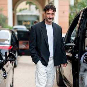 Loin des plages girondines, cet entrepreneur touche-à-tout dirige également La Finca, une société de production parisienne dédiée aux arts du spectacle vivant.
Exclusif - Jérémy Frérot lors de la cérémonie de clôture de la 64ème édition du Festival de télévision de Monte-Carlo au Grimaldi Forum à Monaco, le 17 juin 2025. © Pierre Perusseau/Bestimage