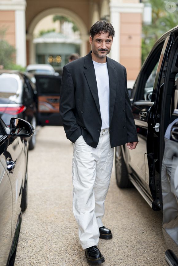 Loin des plages girondines, cet entrepreneur touche-à-tout dirige également La Finca, une société de production parisienne dédiée aux arts du spectacle vivant.

Exclusif - Jérémy Frérot lors de la cérémonie de clôture de la 64ème édition du Festival de télévision de Monte-Carlo au Grimaldi Forum à Monaco, le 17 juin 2025. © Pierre Perusseau/Bestimage