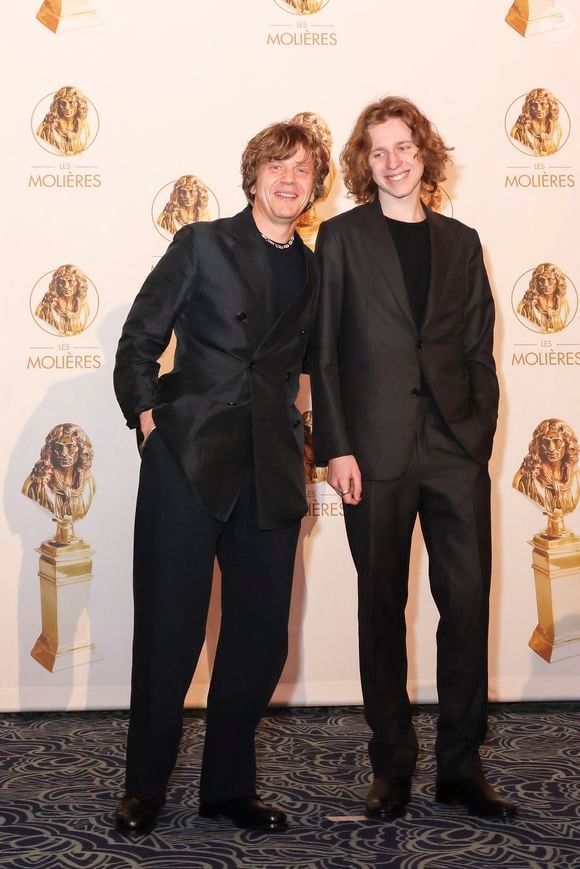Avec ses cheveux mi-longs ondulés et son regard, Ferdinand est tout bonnement le portrait craché de son célèbre papa... du moins, à quelques centimètres près !

Alex Lutz et son fils Ferdinand lors de la 37ème Nuit des Molières aux Folies Bergère à Paris le 4 mai 2026.

© Jack Tribeca / Bestimage