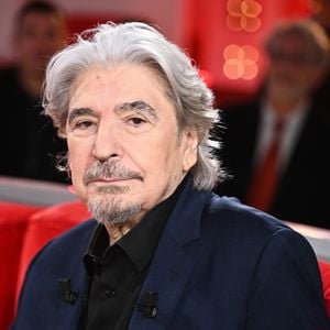 Exclusif - Serge Lama - Enregistrement de l'émission "Vivement dimanche" au studio Gabriel à Paris le 23 janvier 2024, diffusée le 11 février 2024 sur France 3. 
© Guillaume Gaffiot / Bestimage