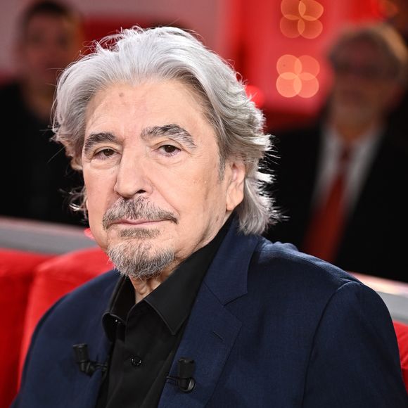 Exclusif - Serge Lama - Enregistrement de l'émission "Vivement dimanche" au studio Gabriel à Paris le 23 janvier 2024, diffusée le 11 février 2024 sur France 3. 
© Guillaume Gaffiot / Bestimage