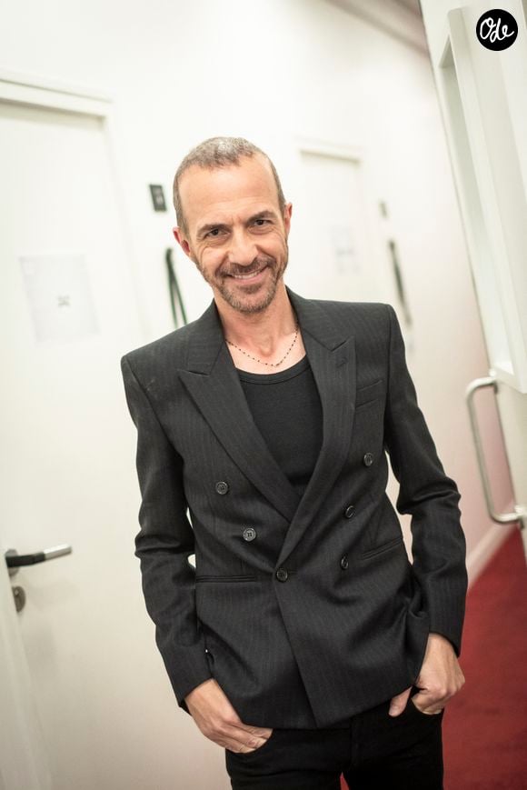 Après l'apparition de la jeune femme lors d'un concert du chanteur à Forges-les-Eaux en mai dernier, 

Calogero en backstage de l'enregistrement de l'émission "Serge Lama, le dernier rappel" présentée par F. Bollaert, diffusée le vendredi 21 novembre 2025 sur France 3 à 21h10, au théâtre Marigny à Paris, France, le 29 avril 2025. © Clovis-Moreau/Bestimage