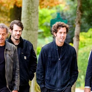 Exclusif - Paul Belmondo et ses fils Victor Belmondo, Alessandro Belmondo, Giacomo Belmondo - Arrivées aux obsèques d’Alain Belmondo au crématorium du Père-Lachaise à Paris, France, le 4 septembre 2025. © Dominique Jacovides/Bestimage