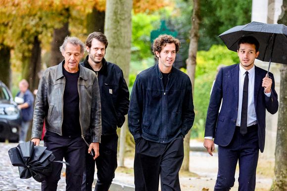Exclusif - Paul Belmondo et ses fils Victor Belmondo, Alessandro Belmondo, Giacomo Belmondo - Arrivées aux obsèques d’Alain Belmondo au crématorium du Père-Lachaise à Paris, France, le 4 septembre 2025. © Dominique Jacovides/Bestimage