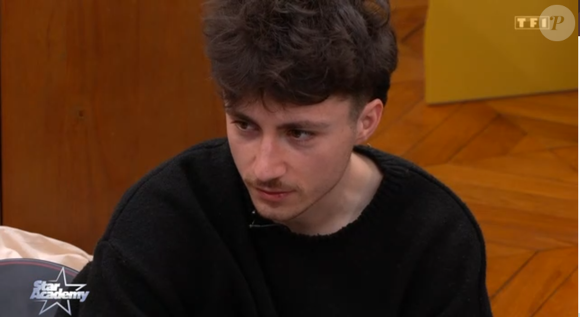 En effet, difficile de maintenir une bonne hygiène de vie pendant l'aventure comme nous l'avoue Léo en interview.

Star Academy : Jeanne ne supporte pas de voir Léo avec une autre élève qu'elle, elle lui fait une mise au point - capture d'écran TF1, Star Academy