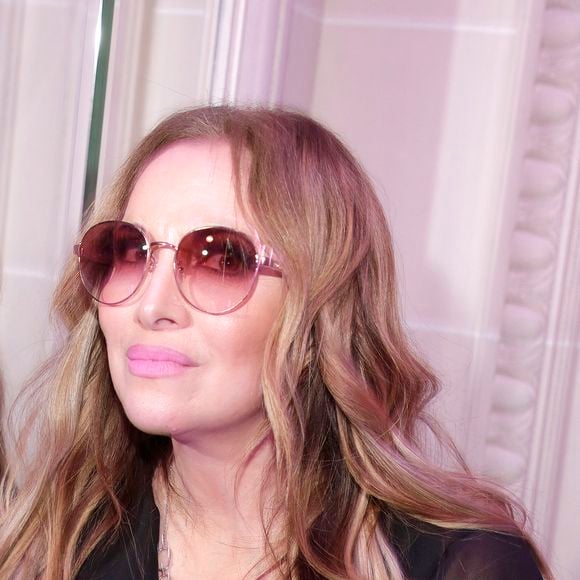 Elle affirme souffrir moins qu’avant et se sentir portée par le bonheur reçu au quotidien.

Portrait de Hélène Segara lors de la cérémonie des Stéthos d'Or 2024 à Paris. Le 19 mars 2024. © Cédric Perrin / Bestimage