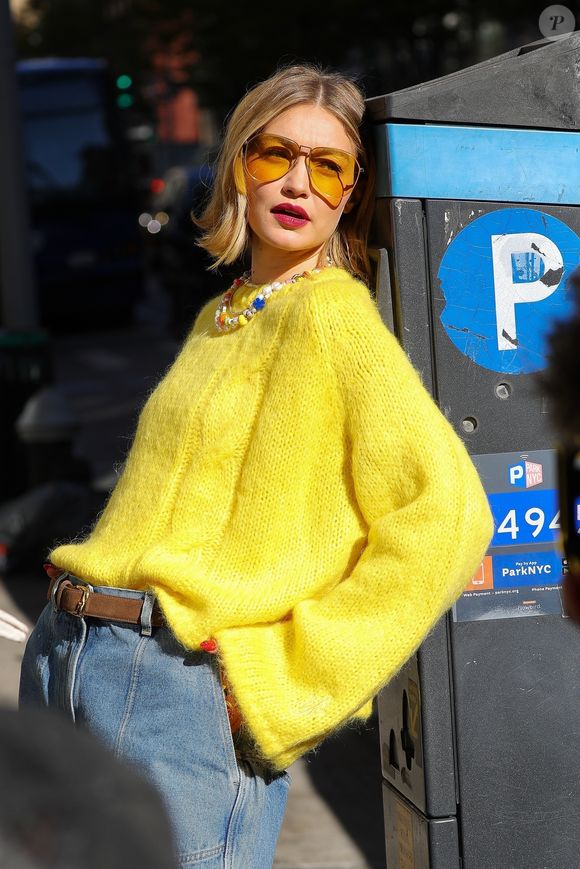 Gigi Hadid a été vue en train de prendre des poses sur un taxi jaune et d'appliquer du rouge à lèvres lors d'une séance photo à New York, capturant son style chic et ludique dans les rues animées de la ville. (Backgrid USA / Bestimage).