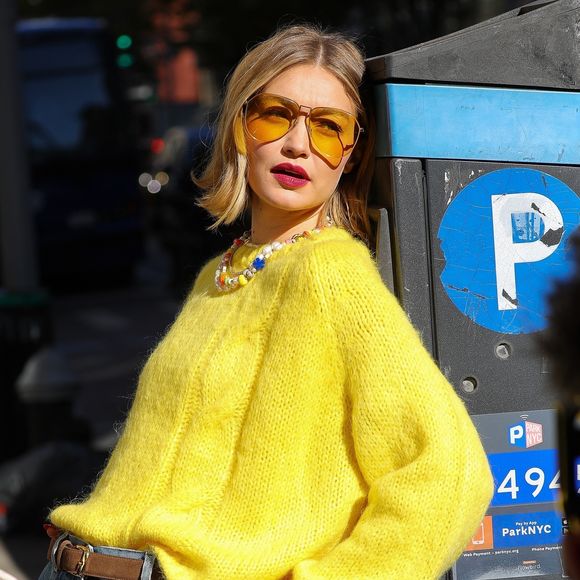 Gigi Hadid a été vue en train de prendre des poses sur un taxi jaune et d'appliquer du rouge à lèvres lors d'une séance photo à New York, capturant son style chic et ludique dans les rues animées de la ville. (Backgrid USA / Bestimage).