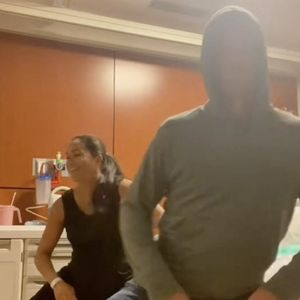 Dans une vidéo coulisses de la naissance de Lilibet, le couple effectue une chorégraphie dans la salle d'accouchement, allant jusqu'à twerker à certains moments.

Meghan Markle a partagé une vidéo d'elle en train de danser sur un morceau entraînant pour provoquer le travail alors qu’elle était enceinte de sa fille Lilibet.
La duchesse de Sussex, 43 ans, a publié ce clip le 4 juin 2025 sur Instagram à l’occasion du quatrième anniversaire de sa fille.

Crédit : Meghan Markle / Instagram

Photo : JLPPA