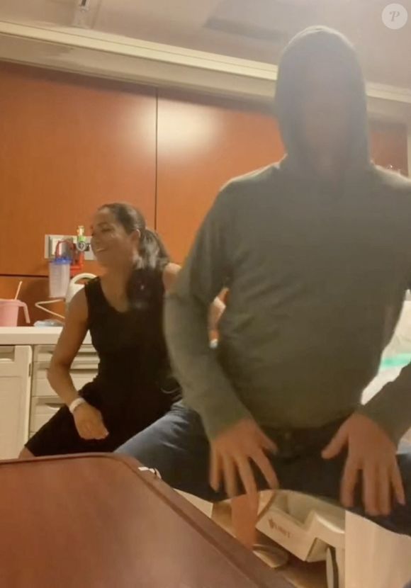 Dans une vidéo coulisses de la naissance de Lilibet, le couple effectue une chorégraphie dans la salle d'accouchement, allant jusqu'à twerker à certains moments.

Meghan Markle a partagé une vidéo d'elle en train de danser sur un morceau entraînant pour provoquer le travail alors qu’elle était enceinte de sa fille Lilibet.
La duchesse de Sussex, 43 ans, a publié ce clip le 4 juin 2025 sur Instagram à l’occasion du quatrième anniversaire de sa fille.

Crédit : Meghan Markle / Instagram

Photo : JLPPA