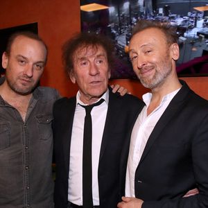 Alain Souchon partage aujourd’hui la scène avec ses deux fils, Pierre et Charles, alias Ours.

Exclusif - Alain Souchon entre ses fils Ours et Pierre en backstage du 16ème Gala de la Fondation  Recherche Alzheimer à l’Olympia. © Bertrand Rindoff Petroff / Bestimage