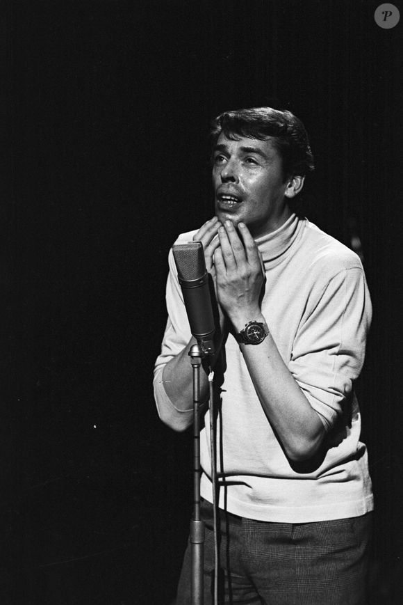 Jacques Brel sur le plateau de l'émission "Le Palmarès des chansons". Le 11 novembre 1966 © Jean Lenoir via Bestimage