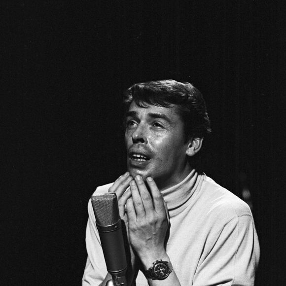 Jacques Brel sur le plateau de l'émission "Le Palmarès des chansons". Le 11 novembre 1966 © Jean Lenoir via Bestimage