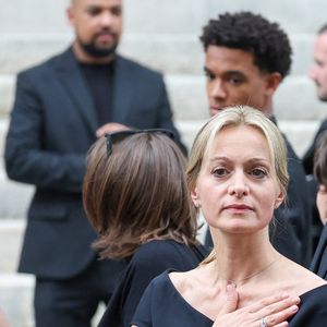 Gaston Ardisson, Manon Ardisson, Audrey Crespo-Mara et son fils Sékou aux obsèques de Thierry Ardisson en l’église Saint-Roch de Paris, France, le 17 juillet 2025. © Clovis-Jacovides/Bestimage