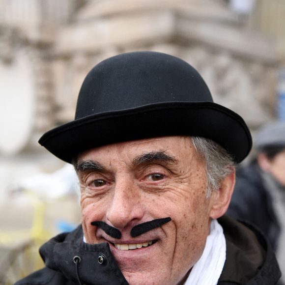 Gerard Holtz participe à la réedition de la première course cycliste de Velocipede de Paris a Versailles a Paris, France le 10 décembre 2017. Photo Alain Apaydin/ABACAPRESS.COM