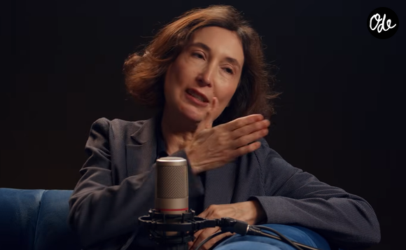 Pour avancer, elle conseille de parler de sa souffrance à ses proches, de prendre du recul sur son histoire et de solliciter un professionnel si nécessaire.

Capture d'écran Youtube