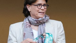 Grande première en famille pour Victoire, petite-fille de Stéphanie de Monaco : la fillette aux boucles brunes réalise le rêve de tous les enfants, très loin du Rocher