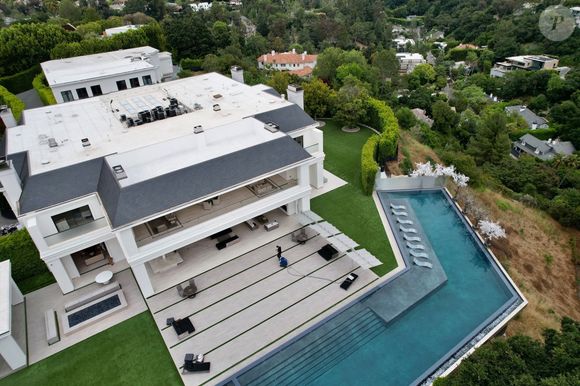 Leur manoir de 60,8 millions n'a pas trouvé d'acheteur

Vues aériennes de l'ancienne villa de Jennifer Lopez et Ben Affleck à Los Angeles. Photo : Backgrid USA / Bestimage