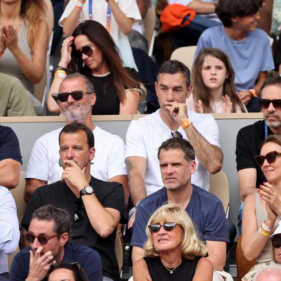 Clémentine, la compagne de R.Gasquet, Maryse Gasquet (au second plan), la mère de R.Gasquet, et les proches du tennisman - Dernier match de sa carrière pour R.Gasquet, battu par J.Sinner (6-3, 6-0, 6-4) lors des Internationaux de France de Tennis de Roland Garros 2025, le 29 mai 2025. 
© Jacovides / Moreau / Bestimage
