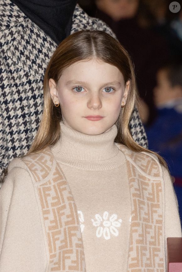 La princesse Gabriella portait également un jean, tout en se protégeant du froid avec une cape beige de la marque Fendi. 

La princesse Gabriella de Monaco, comtesse de Carladès - La famille princière de Monaco lors du lancement des illuminations de Noël organisées par la municipalité de Monaco sur la Place d'Armes le 27 novembre 2025.
© Olivier Huitel / Pool / Bestimage