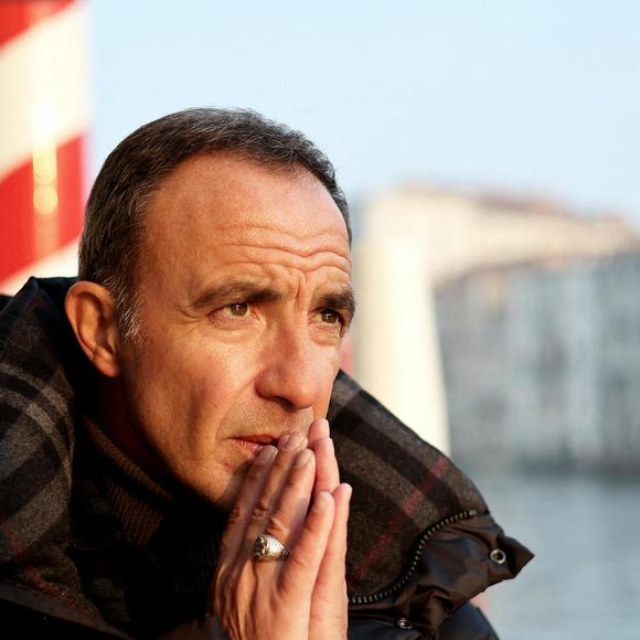 C'est sur Instagram qu'il a annoncé la triste nouvelle
 Exclusif - Nikos Aliagas - Rendez-vous avec Nikos Aliagas à Venise en marge de son exposition de photographies "Regards Vénitiens" au Palazzo Vendramin Grimani de la fondation dell'Albero d'Oro le 2 février 2023.

© Dominique Jacovides / Bestimage