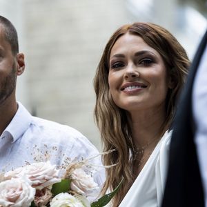 Caroline Receveur - Caroline Receveur et Hugo Philip arrivent à la Mairie du 16ème arrondissement à Paris pour leur mariage, le 11 juillet 2020.
Veuillez flouter le visage des enfants avant publication