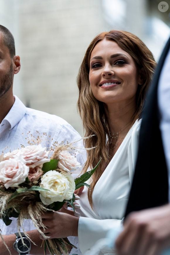 Caroline Receveur - Caroline Receveur et Hugo Philip arrivent à la Mairie du 16ème arrondissement à Paris pour leur mariage, le 11 juillet 2020.
Veuillez flouter le visage des enfants avant publication