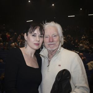 Hugues Aufray avec sa femme Murielle Mégevand au concert d’Enrico Macias pour sa tournée La Fête Continue ! dans la salle de spectacle Le Dôme de Paris - Palais des Sports à Paris, France, le 15 mars 2025. © Jack Tribeca/Bestimage