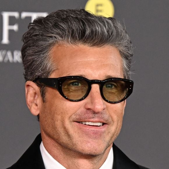 Un style audacieux qui tranche avec les rares apparitions publiques qu'il avait jusqu'ici faites aux côtés de sa famille.

Patrick Dempsey lors de la 79e cérémonie des EE BAFTA (British Academy Film Awards), qui s'est tenue le 22 février 2026 au Royal Festival Hall de Londres, en Angleterre, au Royaume-Uni.

© STARMAX / BESTIMAGE