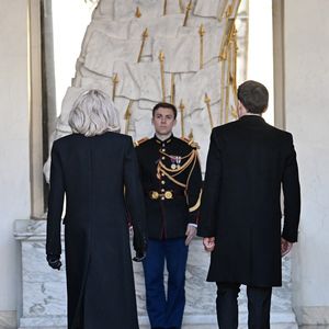 Le président Emmanuel Macron et sa femme Brigitte Macron participent à une minute de silence, au palais de l'Elysée, en hommage aux victimes du cyclone Chido à Mayotte le 23 décembre 2024.

© Eric Tschaen / Pool / Bestimage