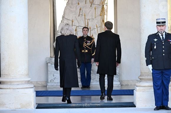 Le président Emmanuel Macron et sa femme Brigitte Macron participent à une minute de silence, au palais de l'Elysée, en hommage aux victimes du cyclone Chido à Mayotte le 23 décembre 2024.

© Eric Tschaen / Pool / Bestimage