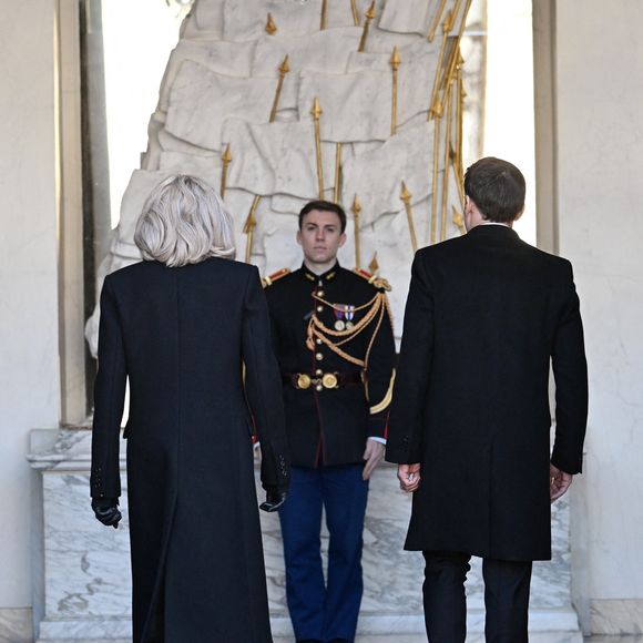Le président Emmanuel Macron et sa femme Brigitte Macron participent à une minute de silence, au palais de l'Elysée, en hommage aux victimes du cyclone Chido à Mayotte le 23 décembre 2024.

© Eric Tschaen / Pool / Bestimage