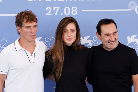 Cédric Jimenez, Adèle Exarchopoulos et Gilles Lellouche assistent au photocall du film « Chien 51 » lors de la 82e Mostra internationale du cinéma de Venise, le 6 septembre 2025 à Venise, en Italie. © Cinzia Camela/LPS via ZUMA Press/Bestimage