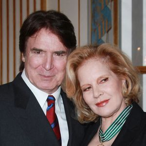 Après Johnny Hallyday, Sylvie Vartan a épousé en deuxième noces un américain prénommé Tony Scotti...

Sylvie Vartan et son mari Tony Scotti assistent à la cérémonie de remise de la médaille de Commandeur de l'Ordre des arts et des lettres par le ministre français de la Culture Frédéric Mitterrand au siège du ministère de la Culture, à Paris, France. Photo par Denis Guignebourg/Abaca