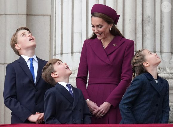 Catherine (Kate) Middleton, princesse de Galles, Le prince George de Galles, La princesse Charlotte de Galles, Le prince Louis de Galles  lors des commémorations saluant l'action des vétérans britanniques lors de la Seconde guerre mondiale au palais de Buckingham le 5 mai 2025 © Julien Burton / Bestimage