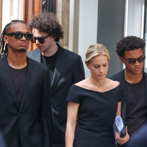 Audrey Crespo-Mara et ses fils Sekou et Lamine - Arrivées aux obsèques de Thierry Ardisson en l’église Saint-Roch de Paris, France, le 17 juillet 2025. © Clovis-Jacovides/Bestimage