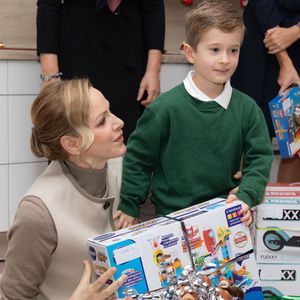 Le prince Albert II de Monaco et la princesse Charlène de Monaco assistent au spectacle de Noël à la crèche de la Croix-Rouge Rosine Sanmori et participent à la traditionnelle distribution de cadeaux de Noël à Monaco. Photo par Olivier Huitel / Pool Monaco / Bestimage