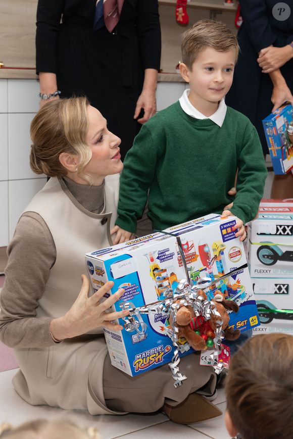 Le prince Albert II de Monaco et la princesse Charlène de Monaco assistent au spectacle de Noël à la crèche de la Croix-Rouge Rosine Sanmori et participent à la traditionnelle distribution de cadeaux de Noël à Monaco. Photo par Olivier Huitel / Pool Monaco / Bestimage