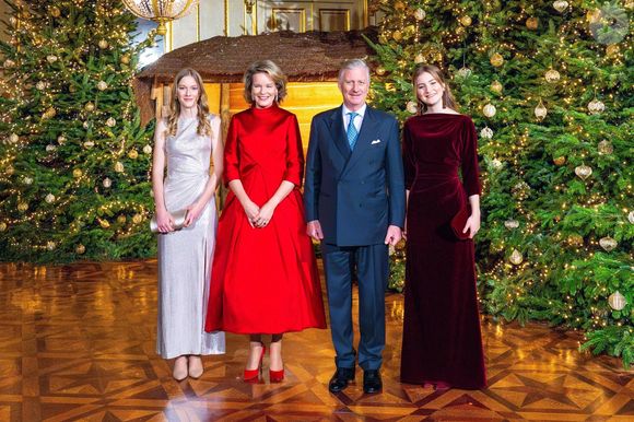 Dans un récent article du "Daily Mail", nos confrères du média britannique confient les secrets d'un groupe WhatsApp ultra exclusif.

La princesse Eléonore de Belgique, La reine Mathilde de Belgique, Le roi Philippe de Belgique, La princesse Elisabeth de Belgique - La famille royale de Belgique arrive au concert de Noël au palais royal et pose pour les photos traditionnelles devant le sapin à Bruxelles le 18 décembre 2024.