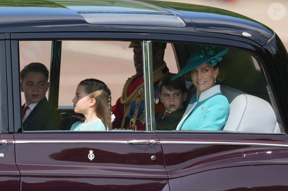 Autre hommage, ses boucles d'oreilles Bahrain Pearl Drop appartenaient à la défunte reine Elizabeth II. 

Le prince George de Galles, La princesse Charlotte de Galles, Le prince William, prince de Galles, Le prince Louis de Galles, Catherine (Kate) Middleton, princesse de Galles - Les membres de la famille royale britannique arrivent à Buckingham Palace pour la cérémonie Trooping the Colour à Londres, le 14 juin 2025. Affecté par le crash du Boeing 787 Dreamliner à Ahmedabad du 12 juin, le souverain et les officiels porteront un brassard noir en hommage aux plus de 270 victimes. Bon nombre d'elles étaient des ressortissants britanniques.
© James Whatling / Bestimage