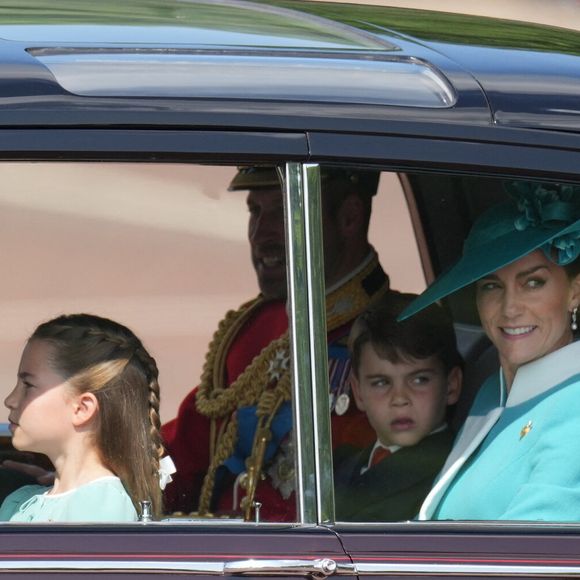 Autre hommage, ses boucles d'oreilles Bahrain Pearl Drop appartenaient à la défunte reine Elizabeth II. 

Le prince George de Galles, La princesse Charlotte de Galles, Le prince William, prince de Galles, Le prince Louis de Galles, Catherine (Kate) Middleton, princesse de Galles - Les membres de la famille royale britannique arrivent à Buckingham Palace pour la cérémonie Trooping the Colour à Londres, le 14 juin 2025. Affecté par le crash du Boeing 787 Dreamliner à Ahmedabad du 12 juin, le souverain et les officiels porteront un brassard noir en hommage aux plus de 270 victimes. Bon nombre d'elles étaient des ressortissants britanniques.
© James Whatling / Bestimage
